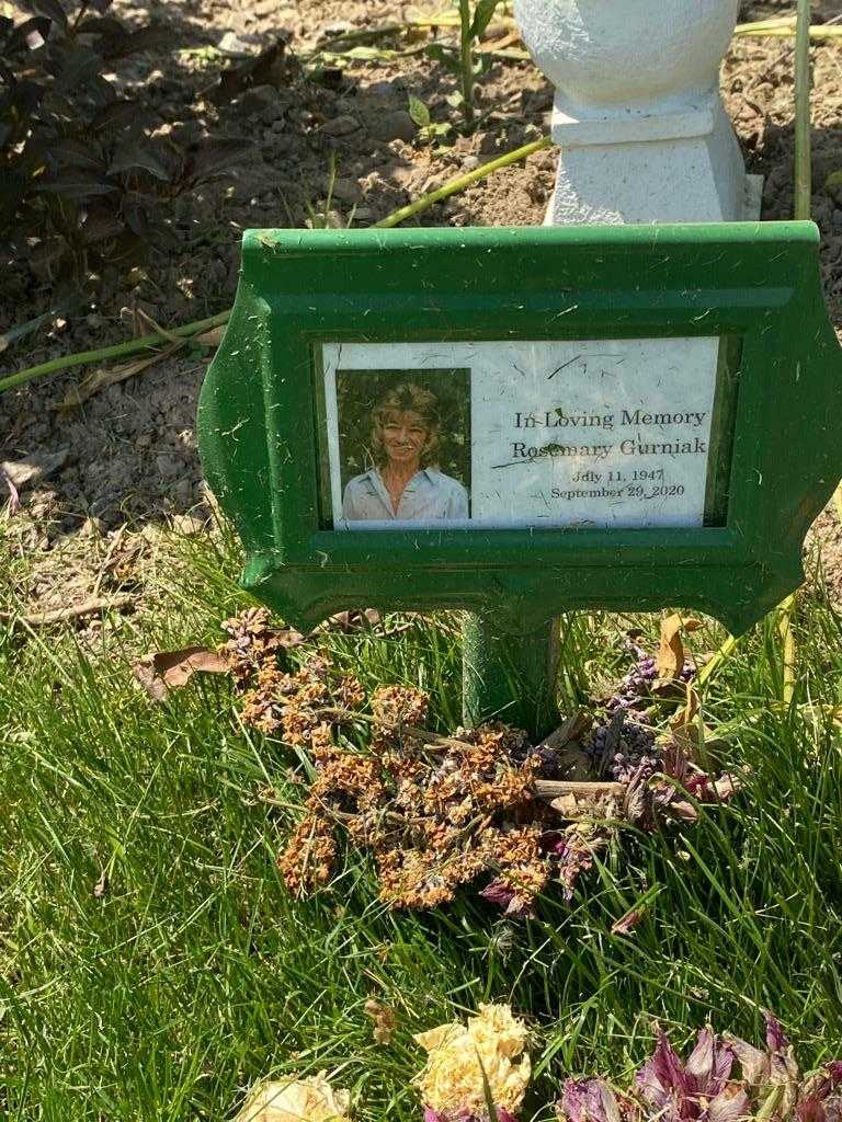 Rosemary Gurniak's grave. Photo 1