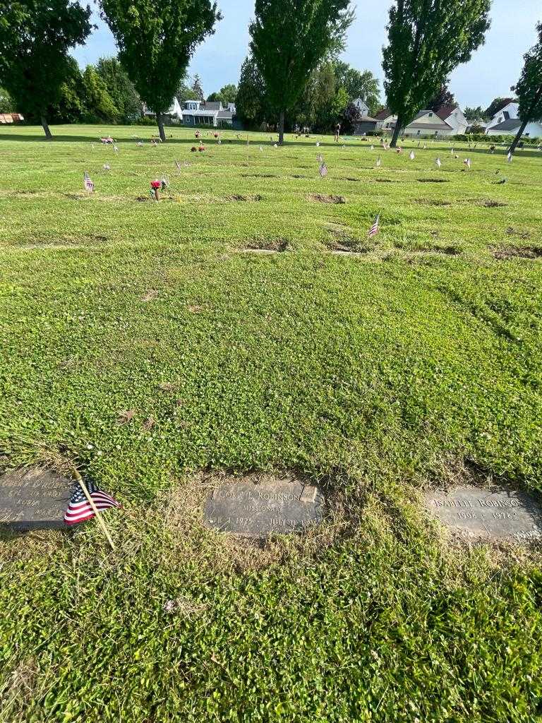 Cora L. Robinson's grave. Photo 1