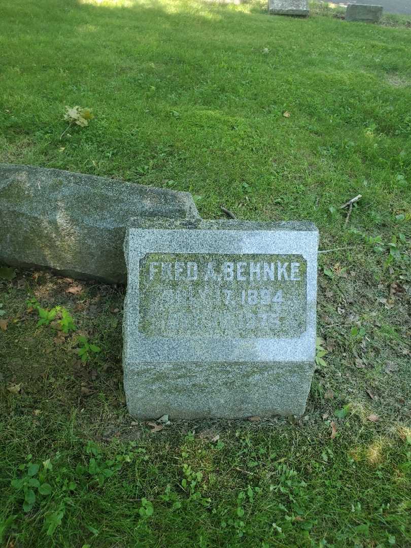Fred A. Behnke's grave. Photo 2