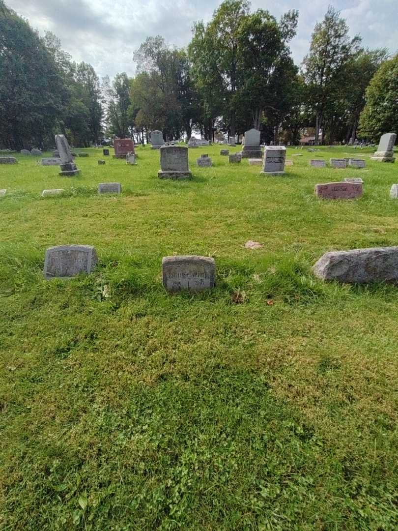 Esther E. Applin's grave. Photo 1