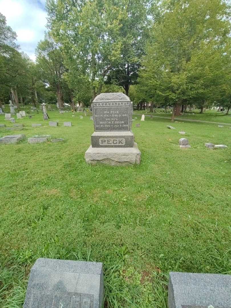 Ira Peck's grave. Photo 1