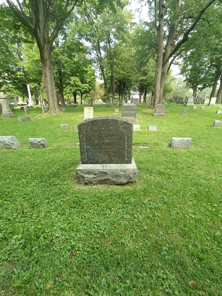 Louise Hunt's grave. Photo 1