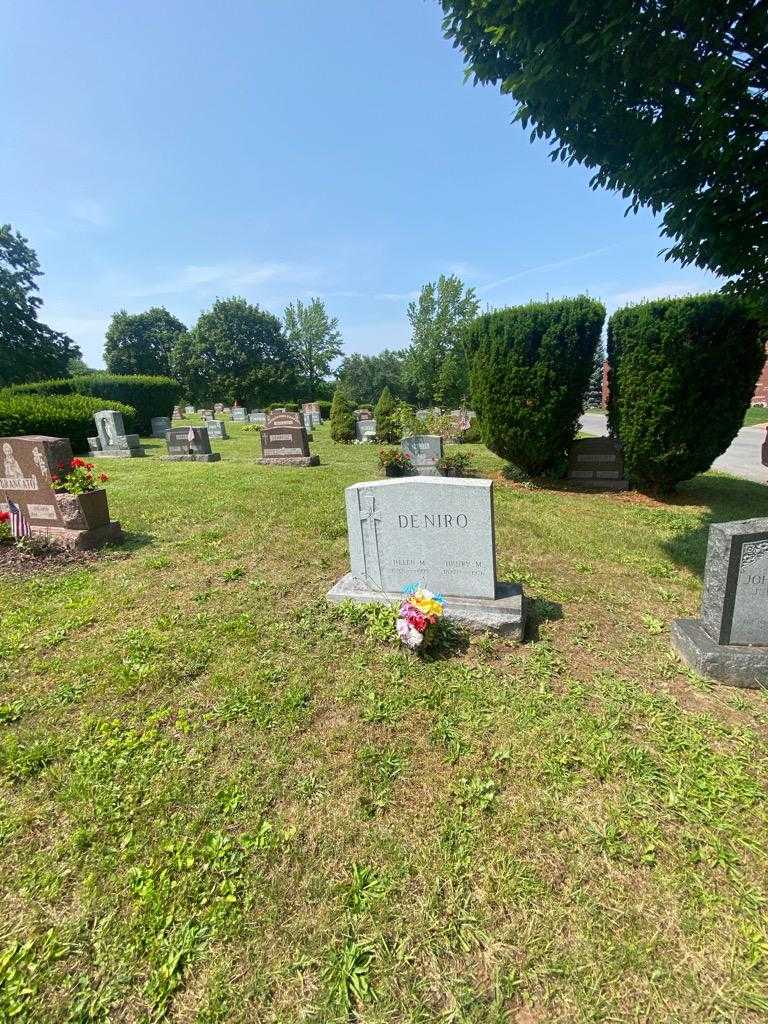 Helen M. De Niro's grave. Photo 1