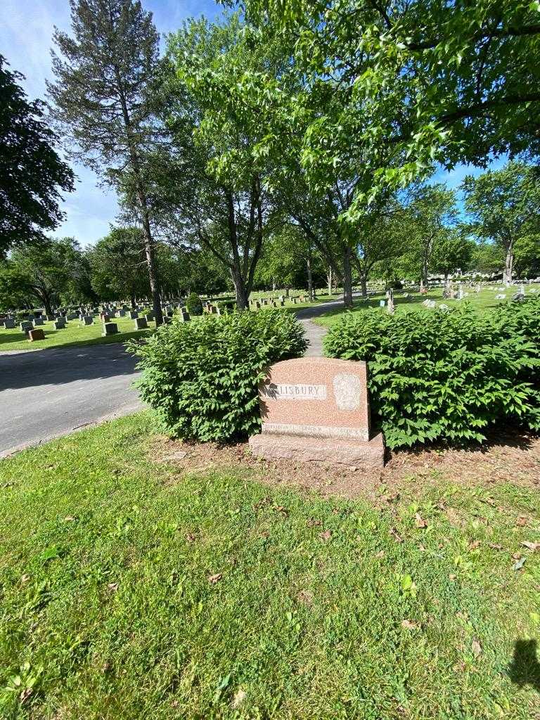 Grace M. Salisbury's grave. Photo 1