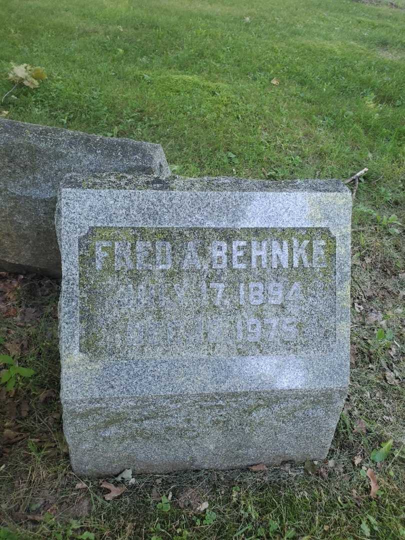 Fred A. Behnke's grave. Photo 3