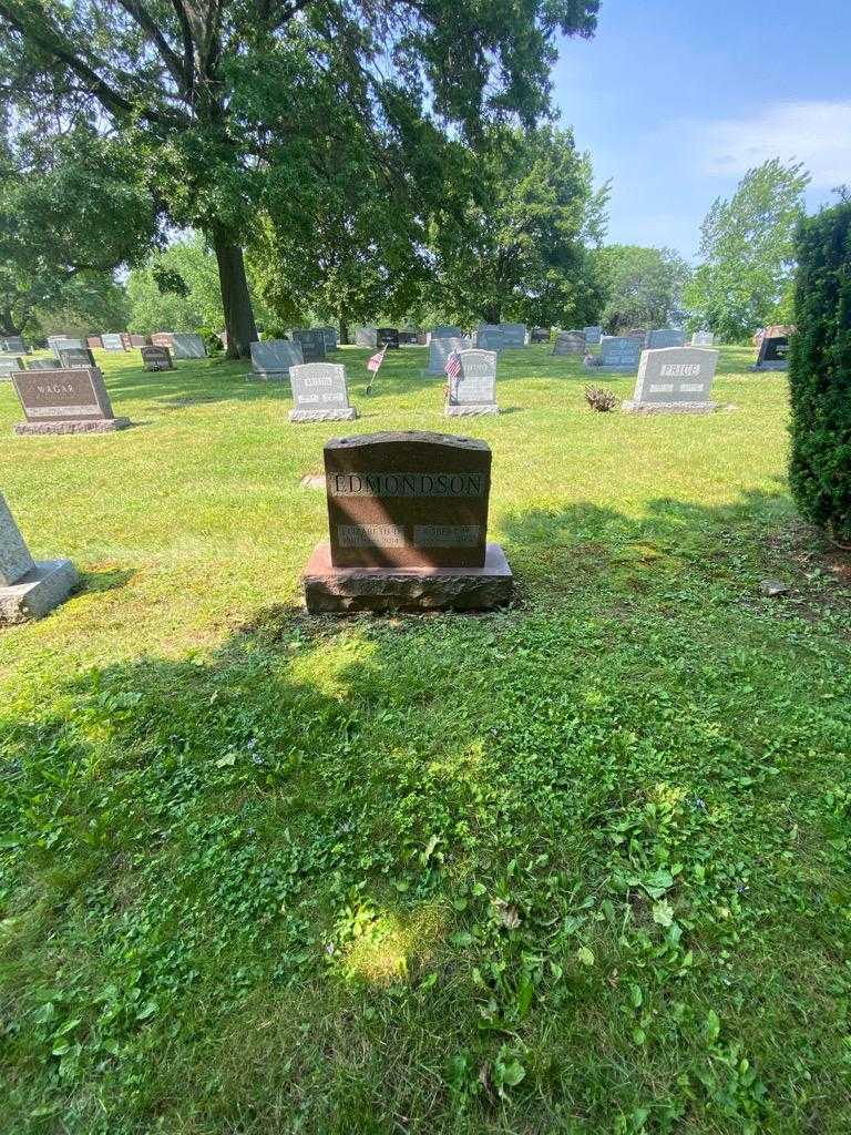 Robert W. Edmondson's grave. Photo 1