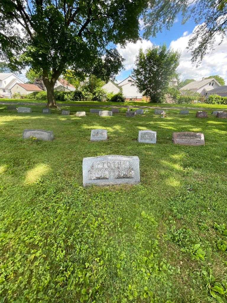 Victoria Toth's grave. Photo 1