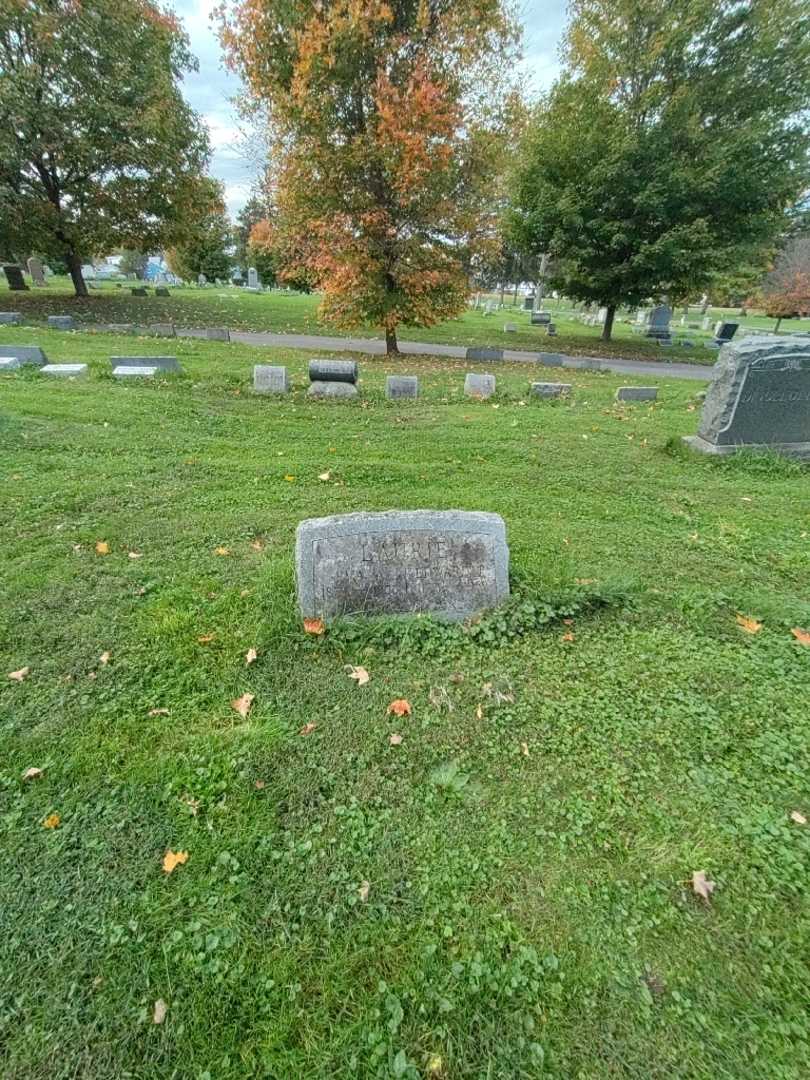 Eva A. Laurie's grave. Photo 1