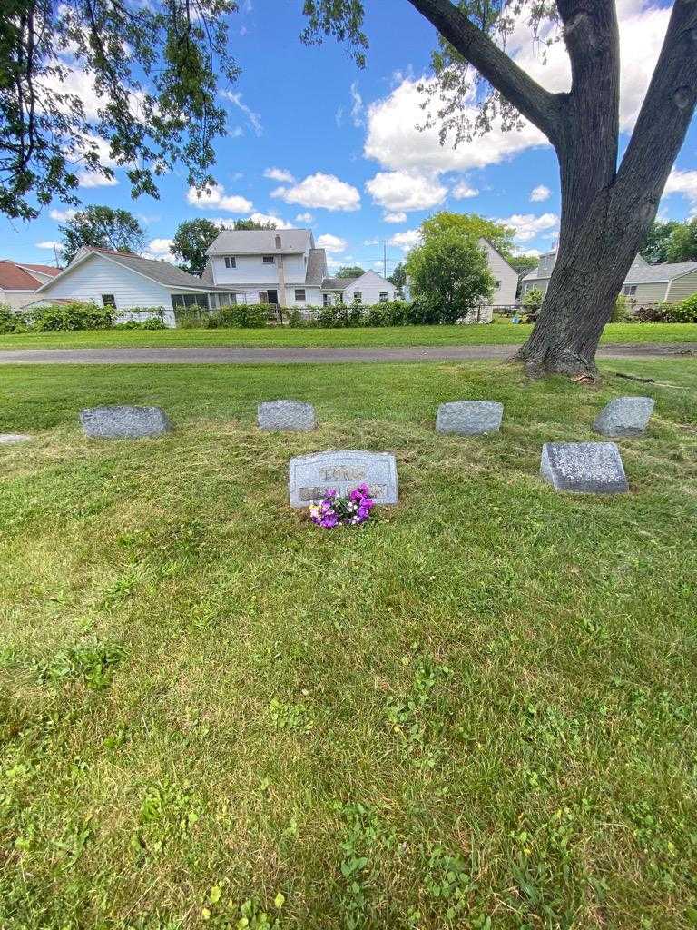 Lawrence D. Ford's grave. Photo 1