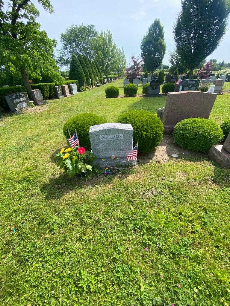 Gary E. Williams Senior's grave. Photo 1