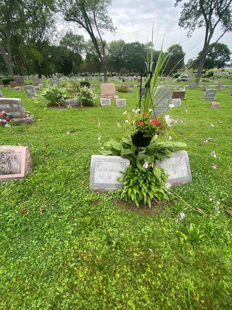 Shirley Kneeskern's grave. Photo 1