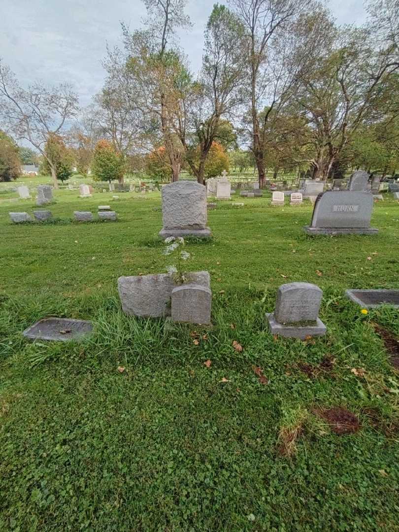 Edith P. Sellee Young's grave. Photo 1