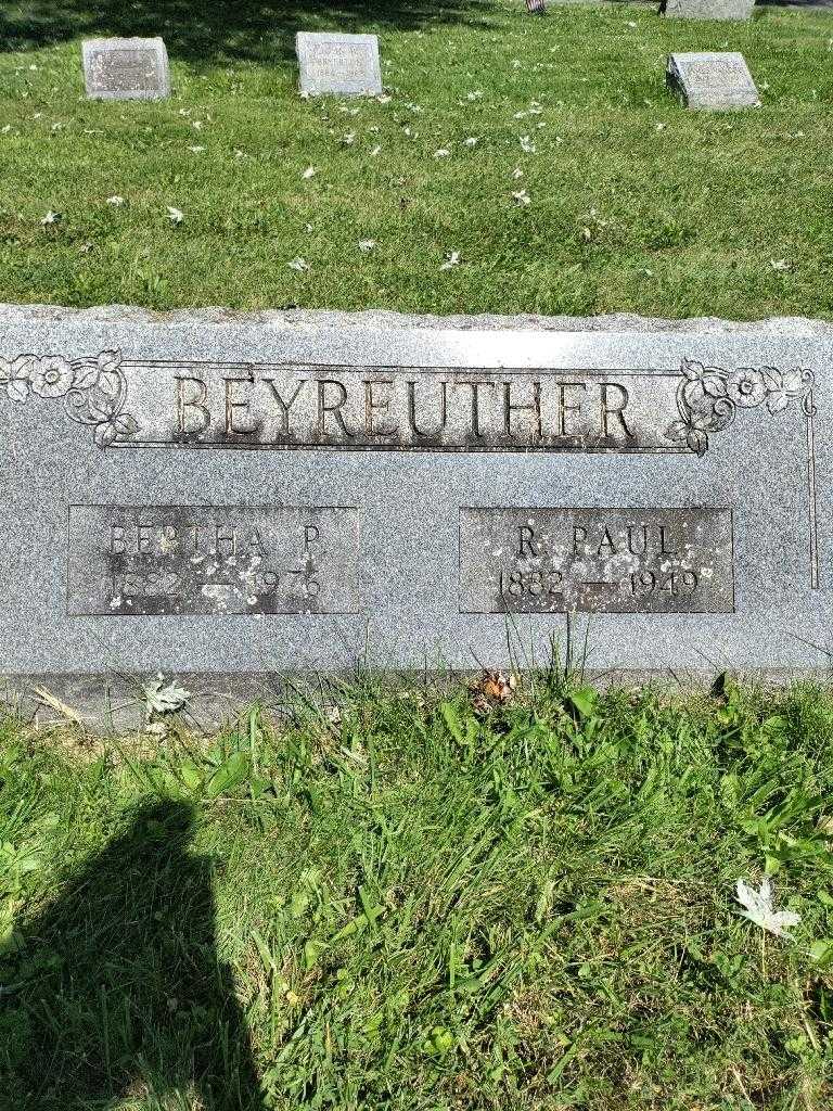 R. Paul Beyreuther's grave. Photo 3