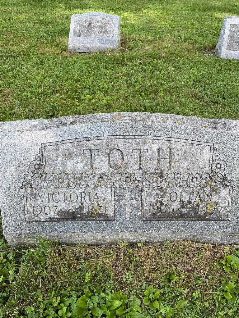 Victoria Toth's grave. Photo 3