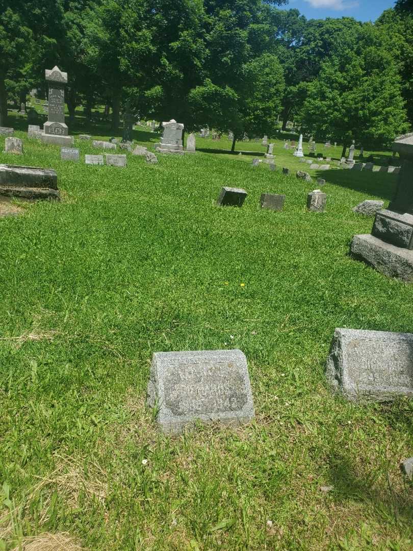 Mary L. Richards's grave. Photo 2