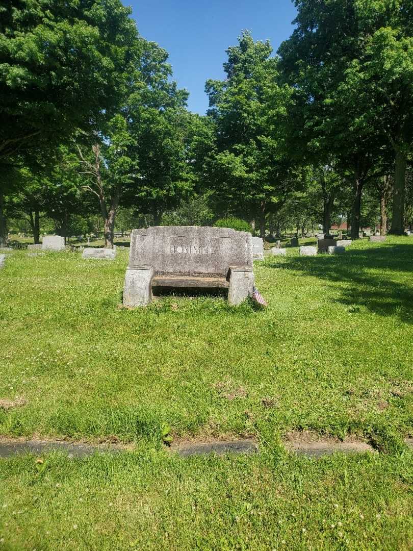Daisy Hommel Loos's grave. Photo 1