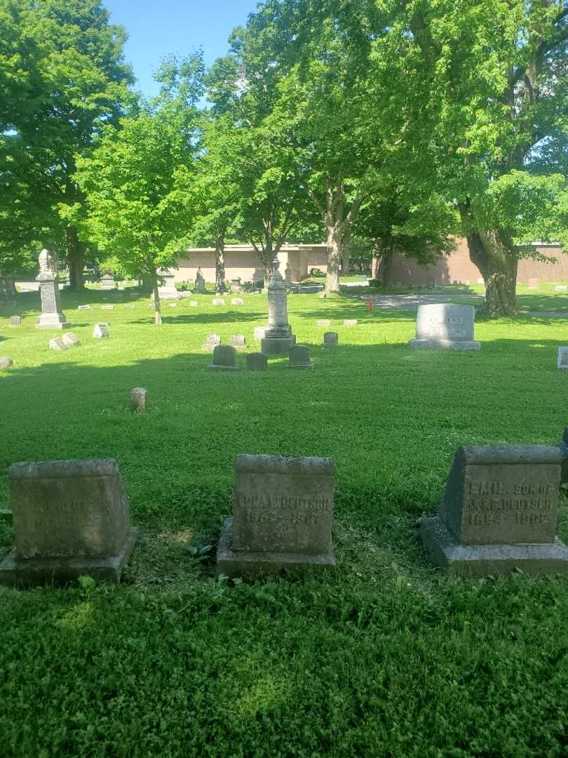 Lena W. Deutsch's grave. Photo 2