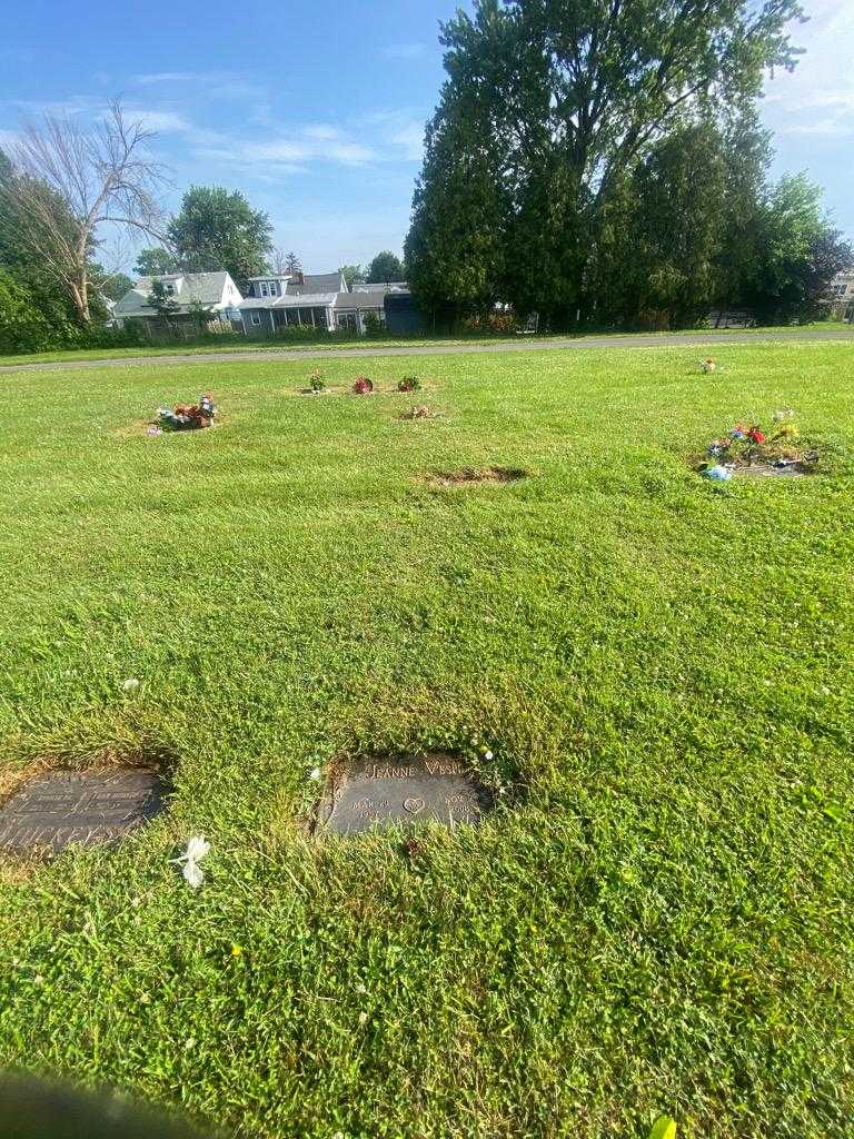 Jeanne Vespi's grave. Photo 1