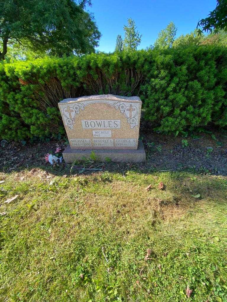 Michael J. Bowles's grave. Photo 1