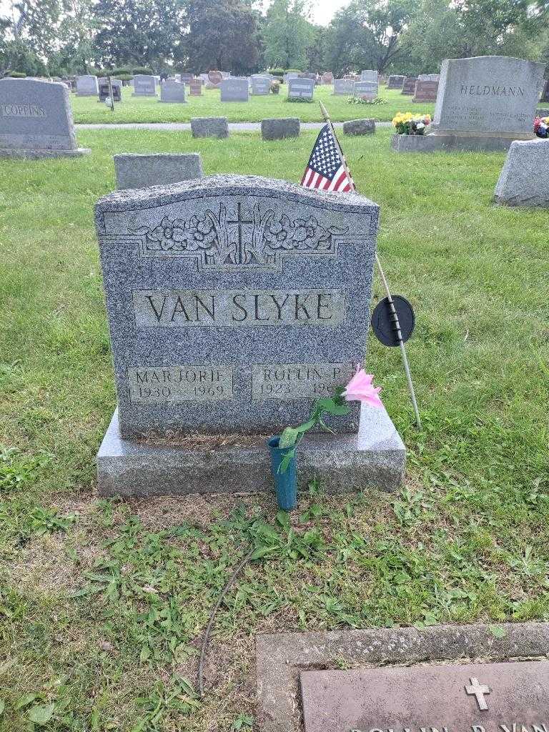 Raymond Leroy Van Slyke's grave. Photo 2