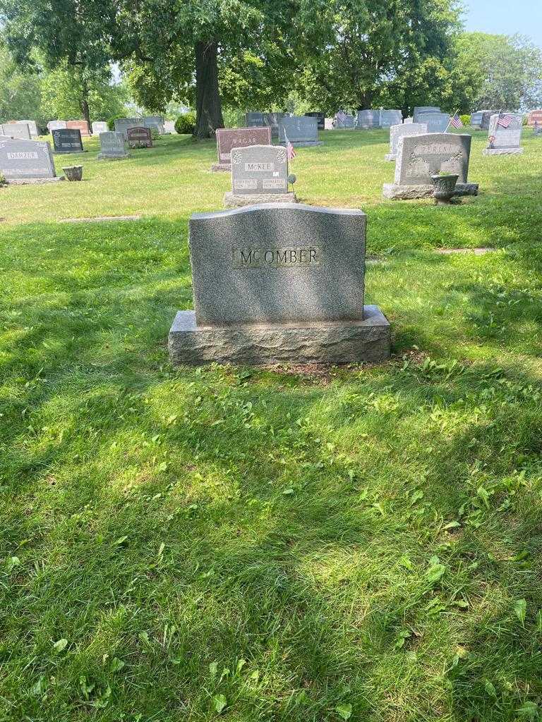 Ruth Mcomber's grave. Photo 2
