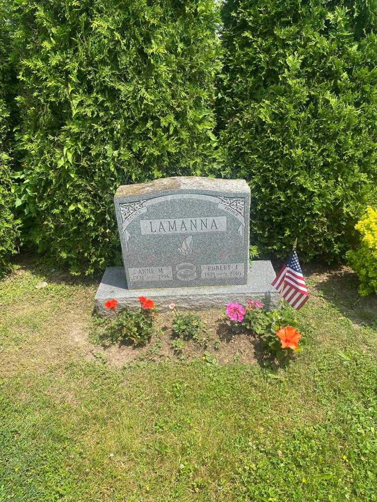 Robert J. Lamanna's grave. Photo 2