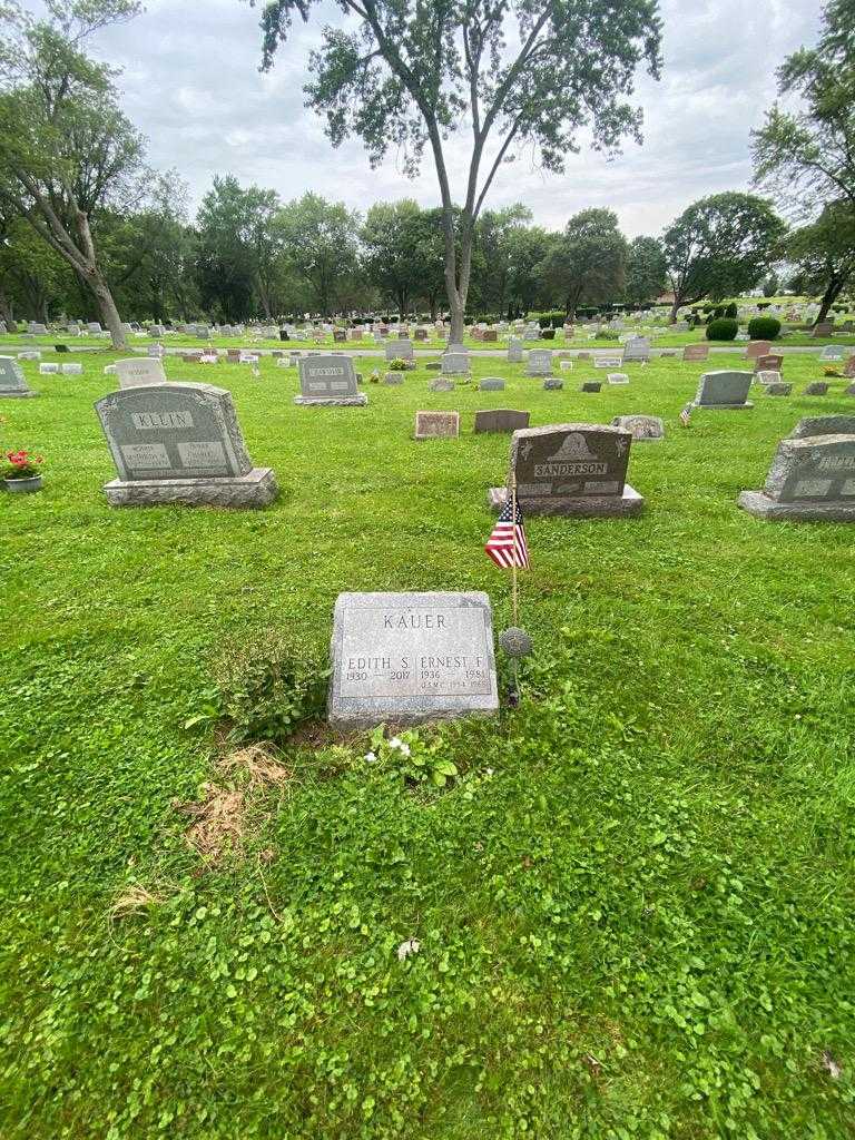 Edith S. Kauer's grave. Photo 1