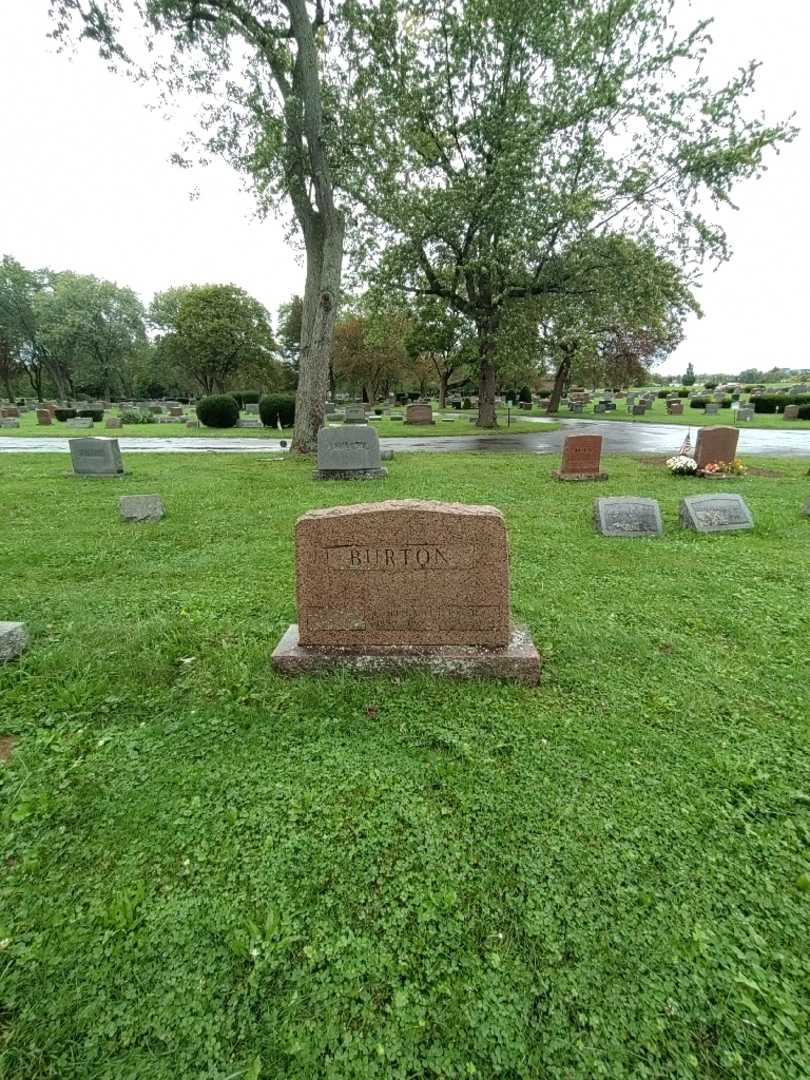 Ralph Burton's grave. Photo 1