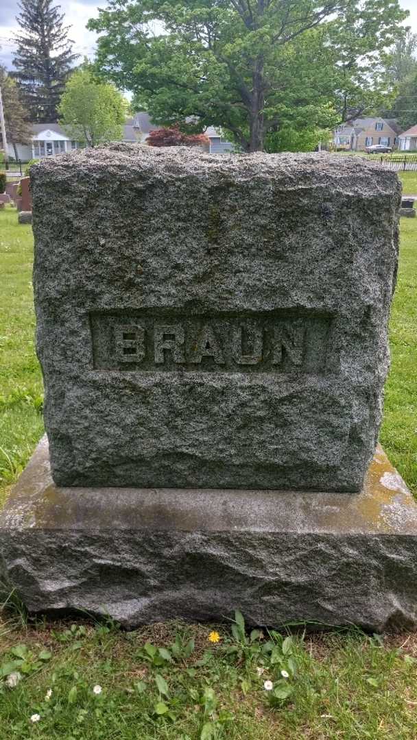 Caroline Obrist's grave. Photo 5