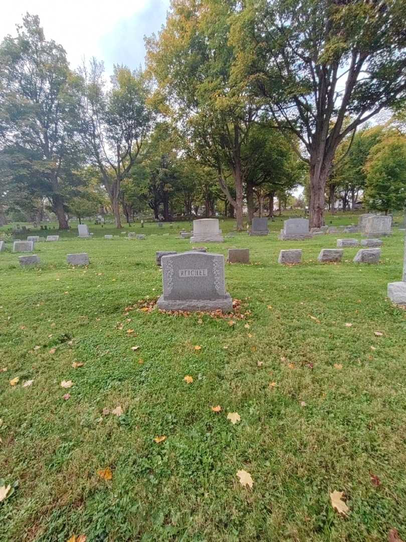 Lauretta S. Reichel's grave. Photo 1