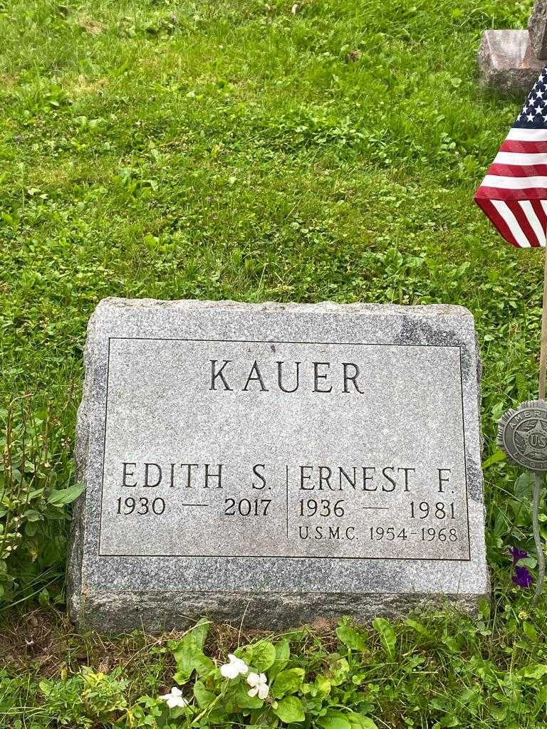 Edith S. Kauer's grave. Photo 3