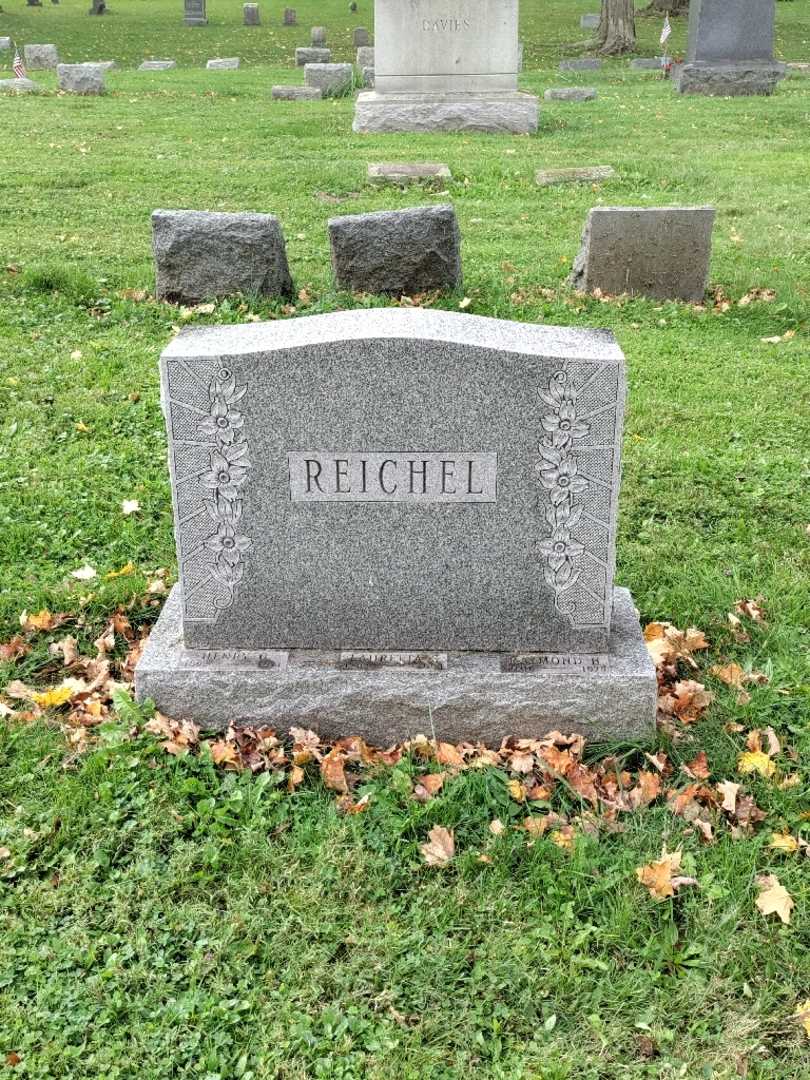 Lauretta S. Reichel's grave. Photo 2