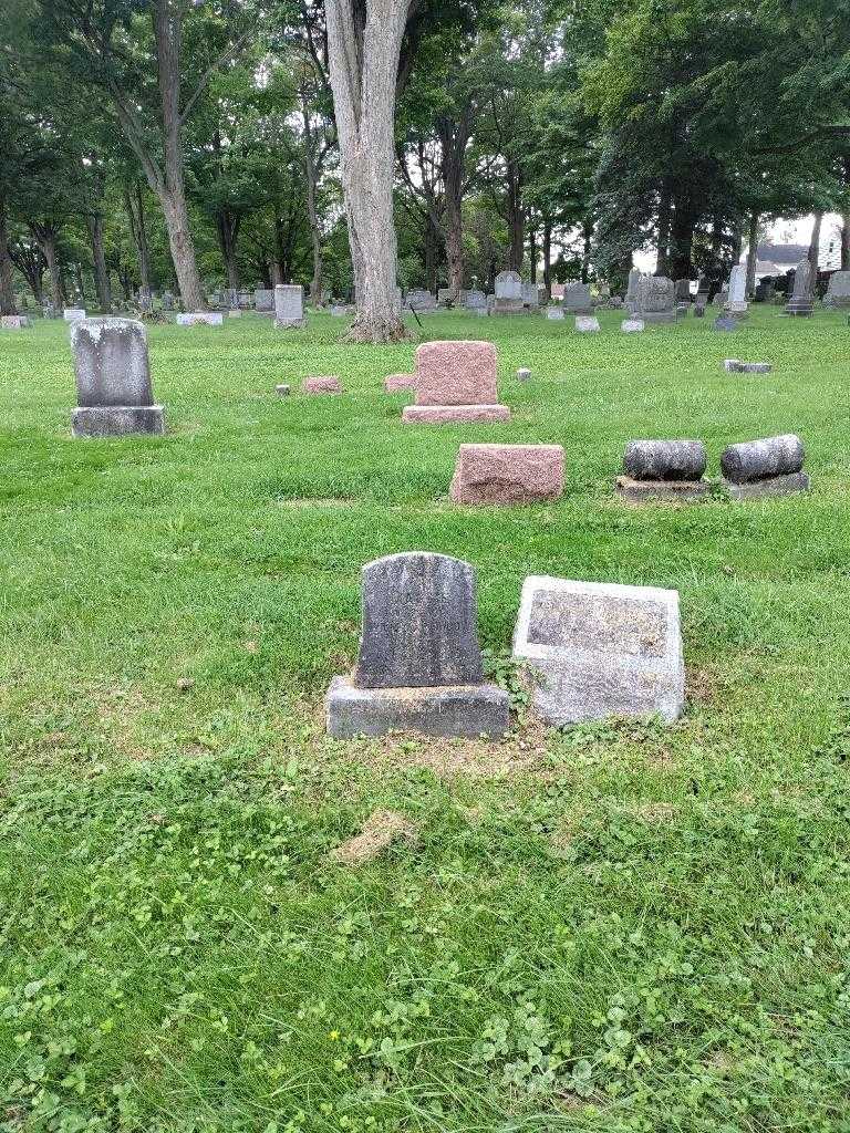 Maggie Rainbow's grave. Photo 1