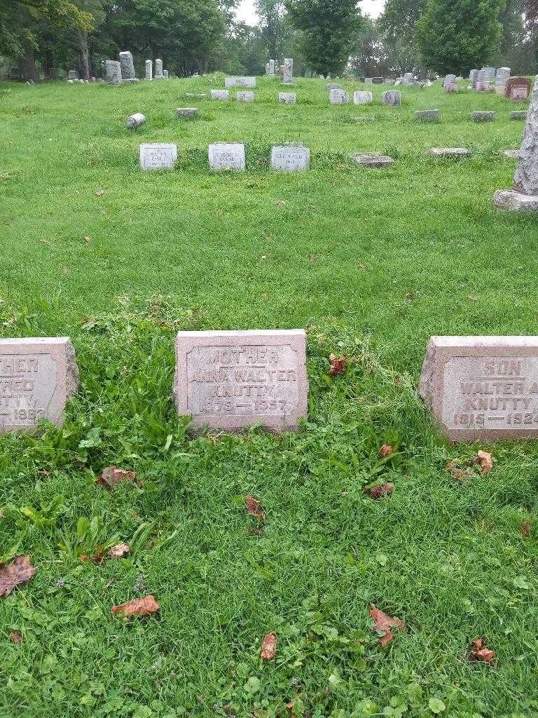 Anna Walter Knutty's grave. Photo 1