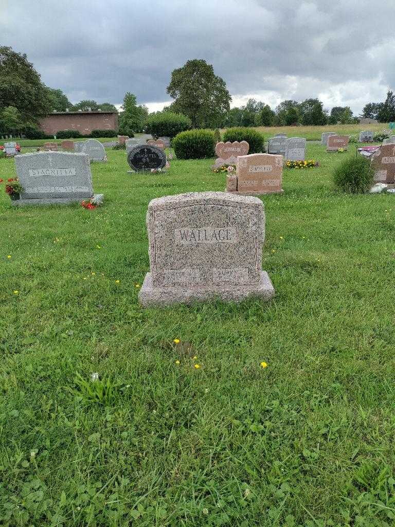 Ruth V. Wallace's grave. Photo 1