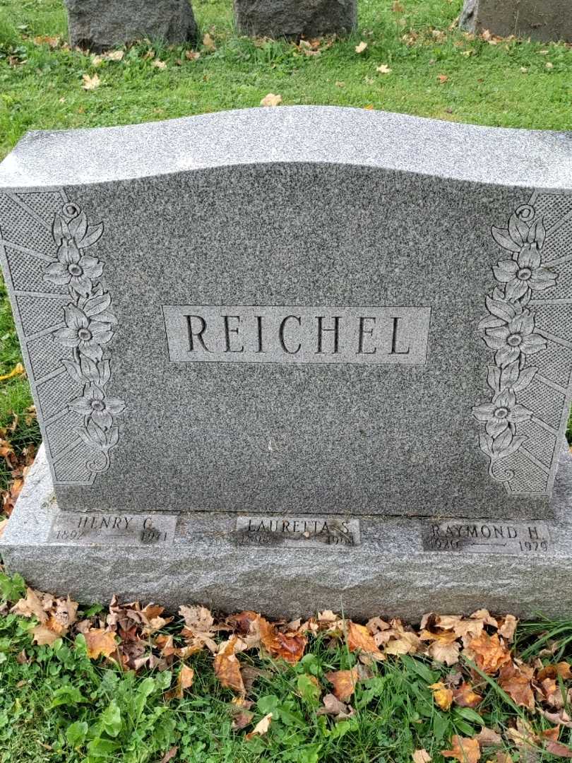 Lauretta S. Reichel's grave. Photo 3