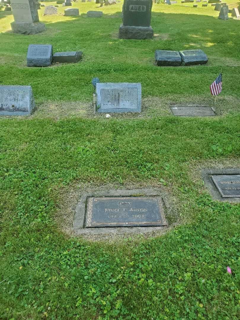 Bruce F. Austin's grave. Photo 1