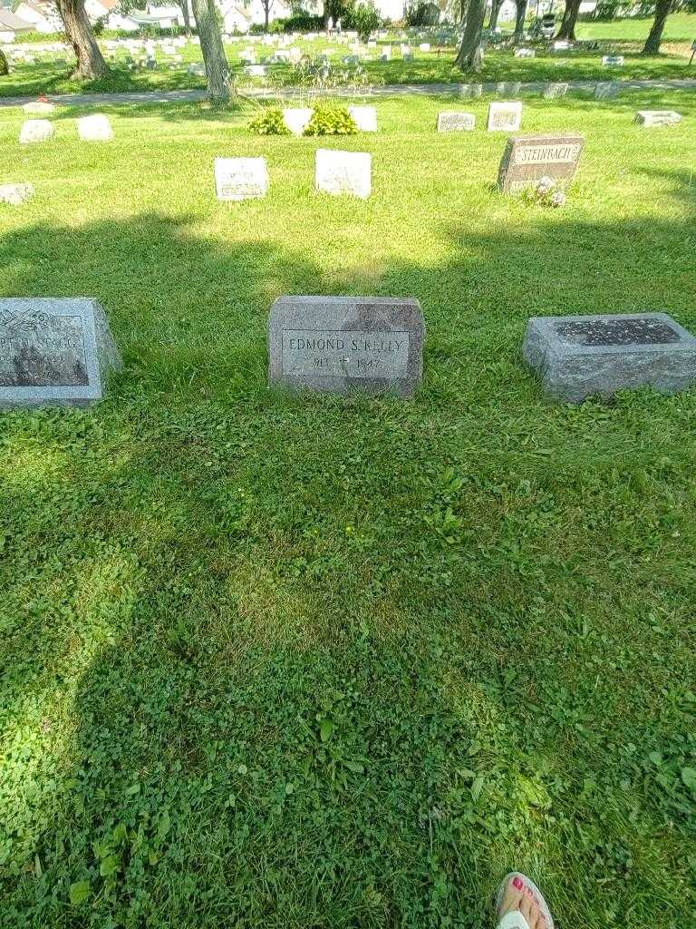Edmond S. Kelly's grave. Photo 1