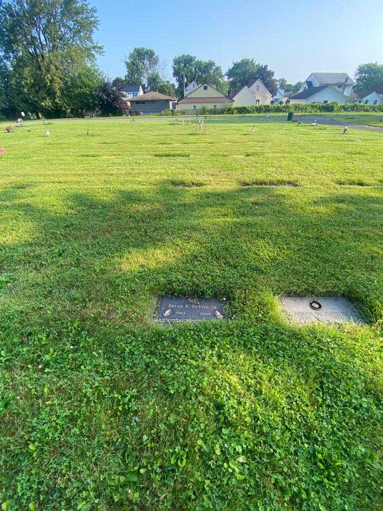 Brian K. Potter Senior's grave. Photo 4