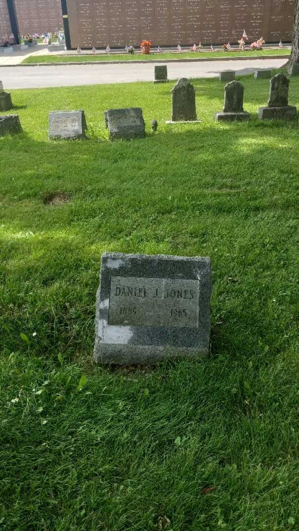 Daniel J. Jones's grave. Photo 1