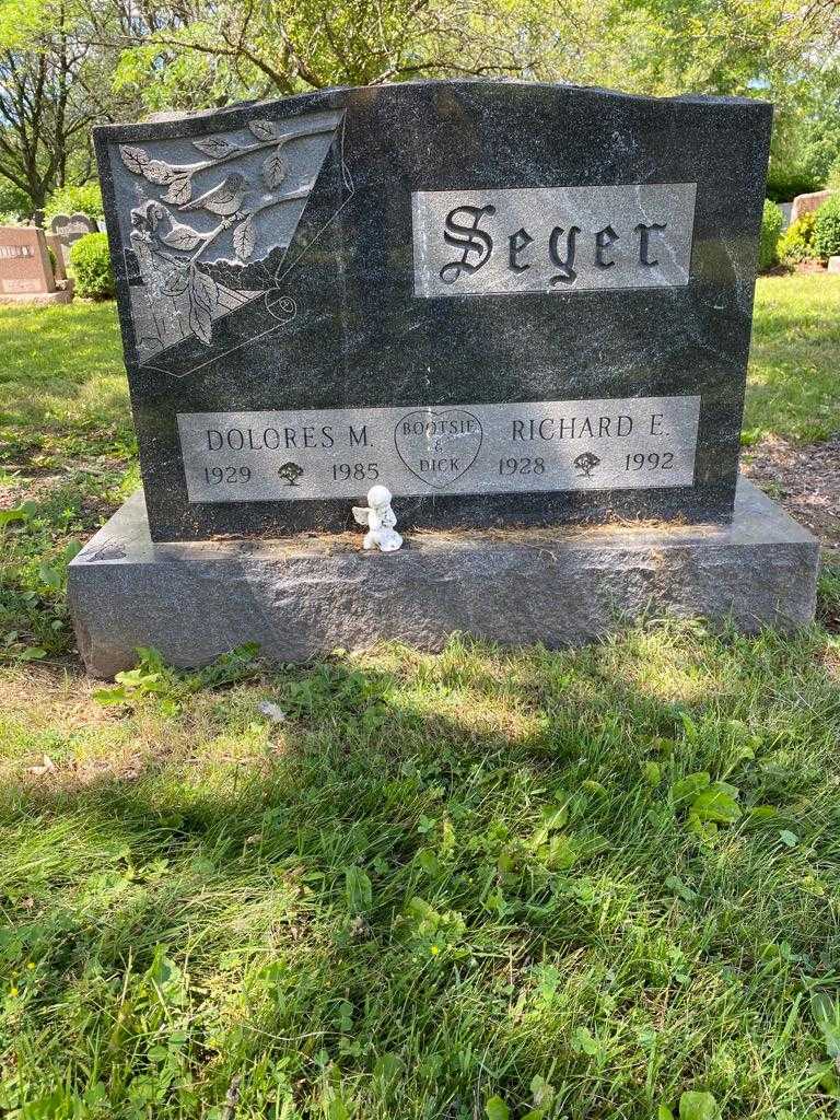 Dolores M. Seyer's grave. Photo 2