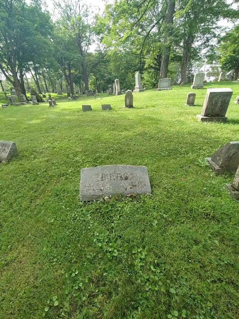 Marie M. Beeg's grave. Photo 1