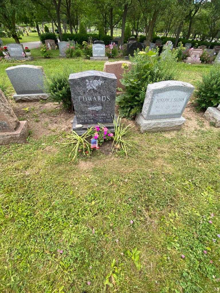 Cassandra J. Edwards's grave. Photo 1