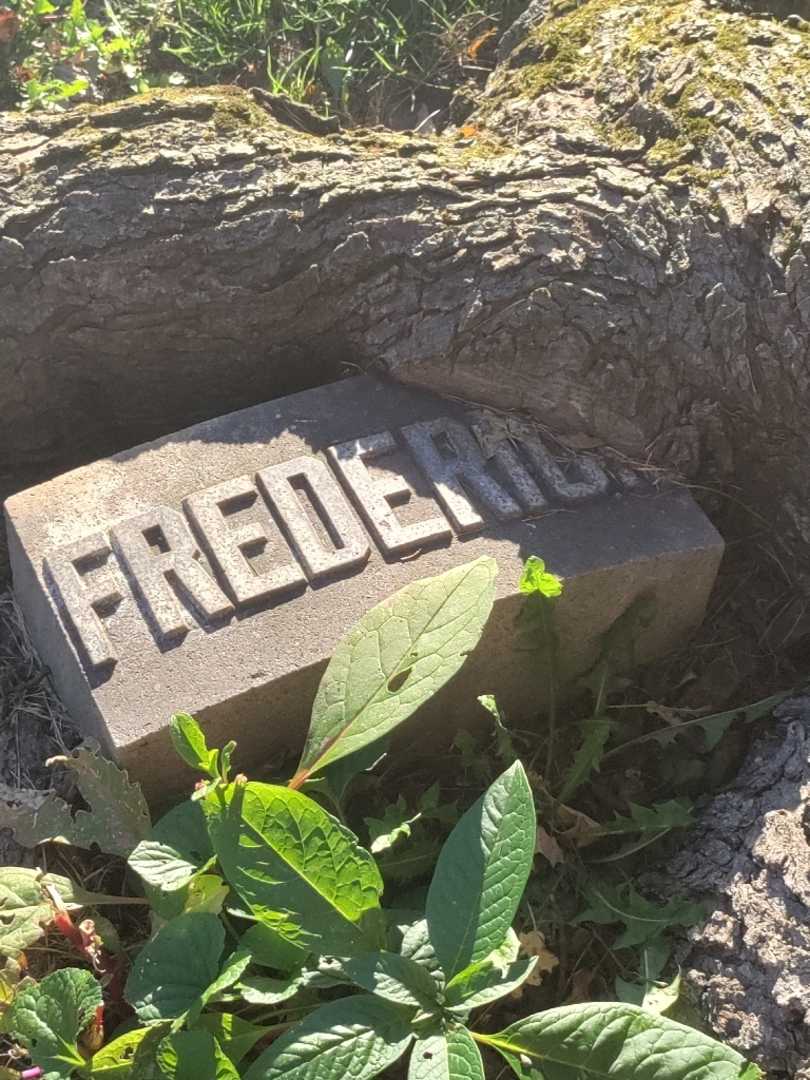Frederick A. Schuck's grave. Photo 4