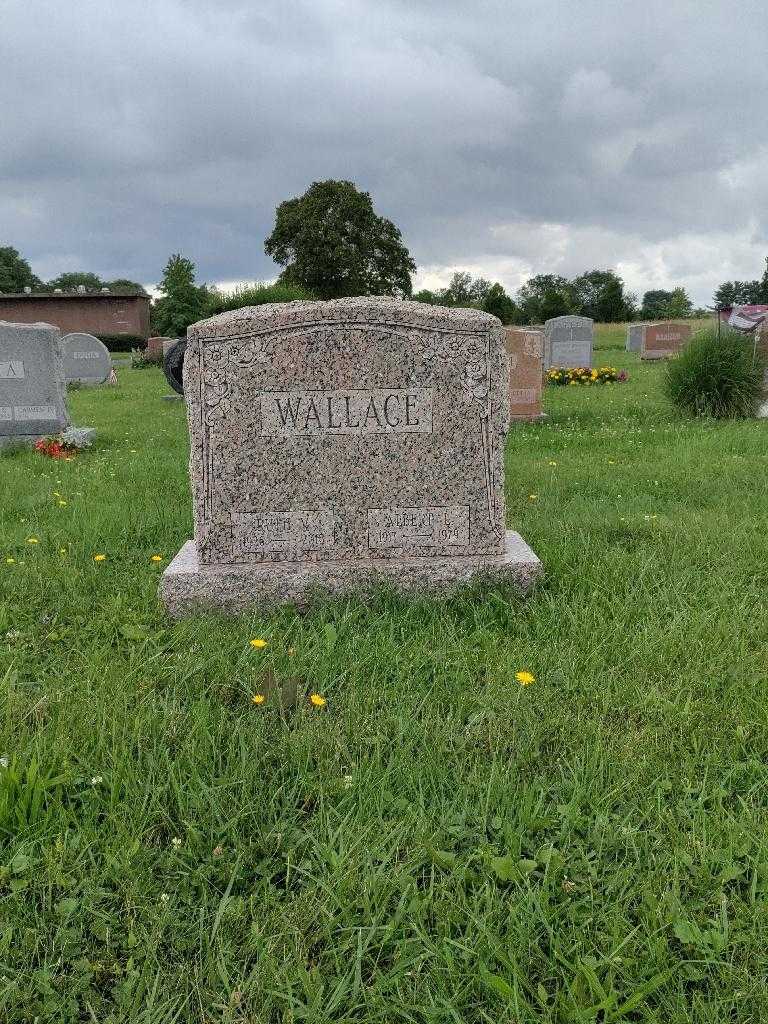 Ruth V. Wallace's grave. Photo 2