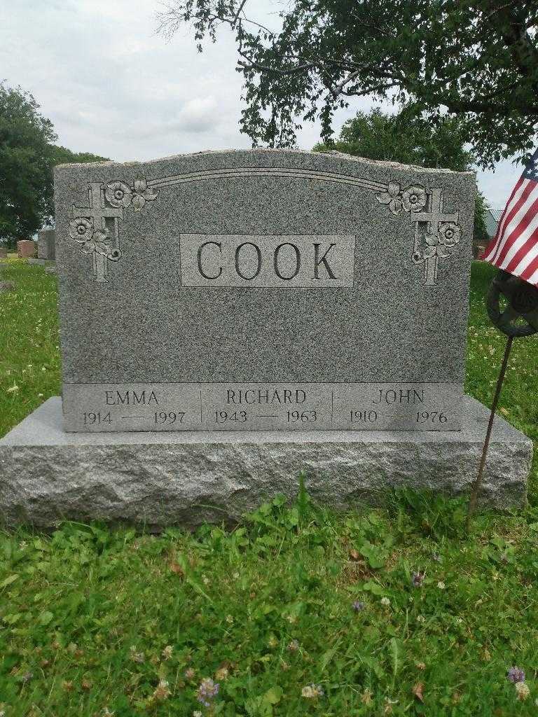 Emma Cook's grave. Photo 2