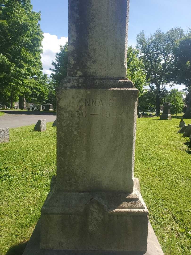 Anna S. Finkbeiner's grave. Photo 3