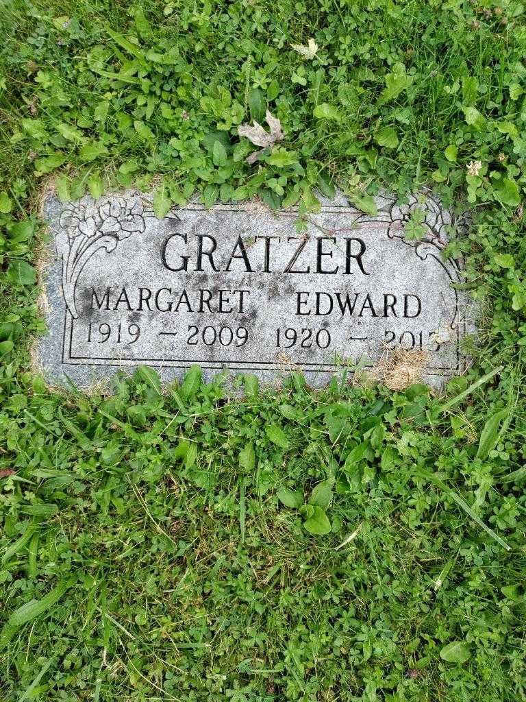 Edward Gratzer's grave. Photo 3