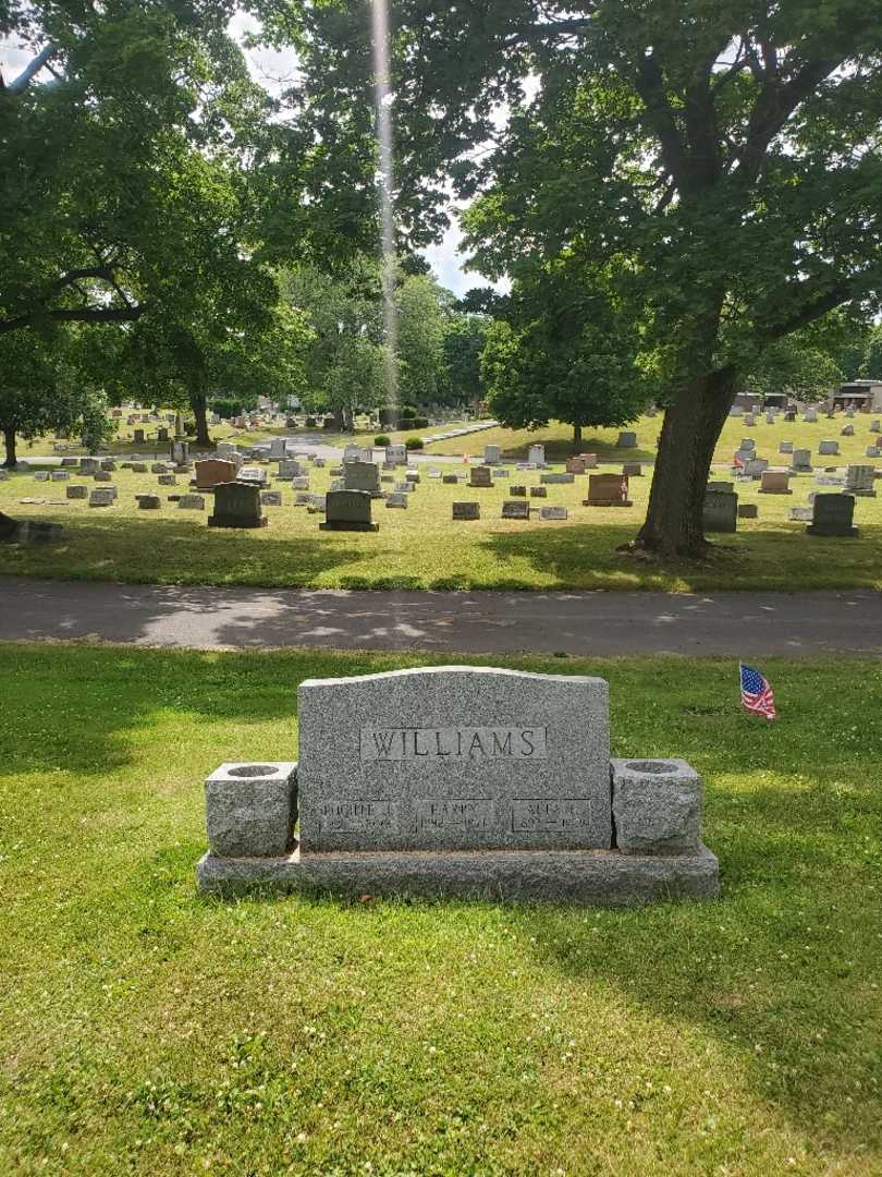 Lucille H. Williams's grave. Photo 2