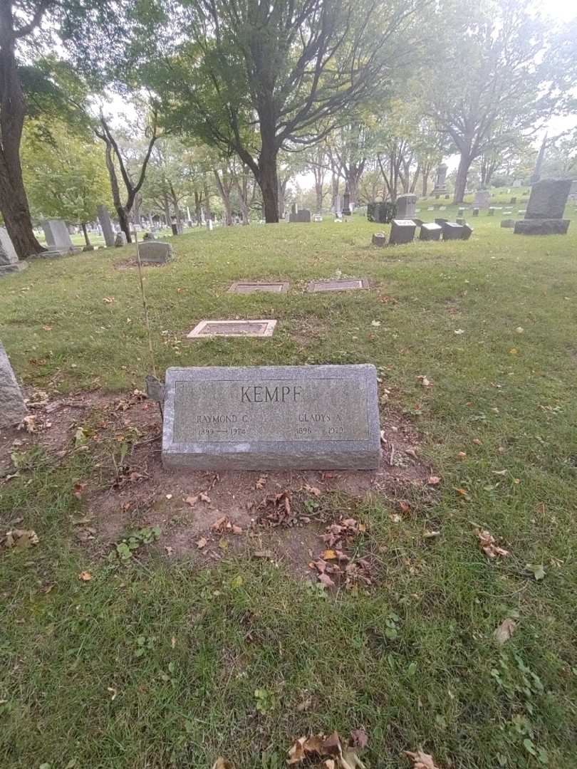 Gladys A. Kempf's grave. Photo 3